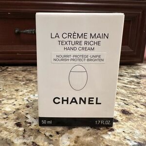 New CHANEL La Crème Main Texture Riche Hand Cream - Black and White